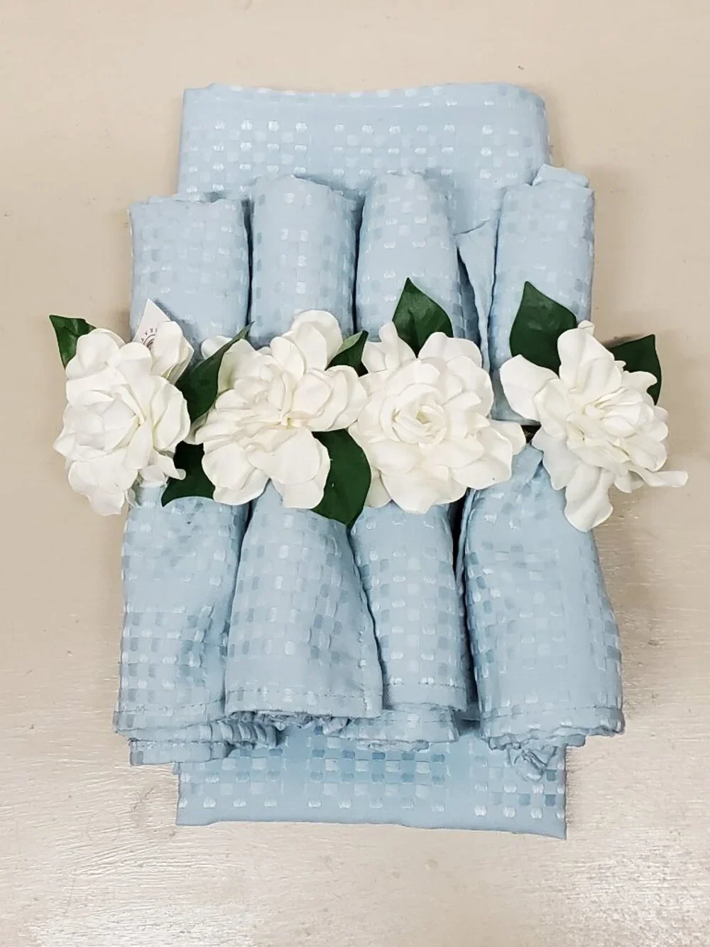 9 Piece Table Setting, Table Cloth, Four Napkins and Four Gardenia Napkin Rings